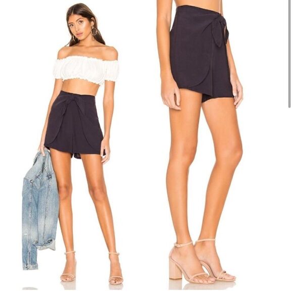 NWT MSRP $88 cupcakes and cashmere Raven Satin Back Shorts Women's Size 6 - Picture 3 of 8